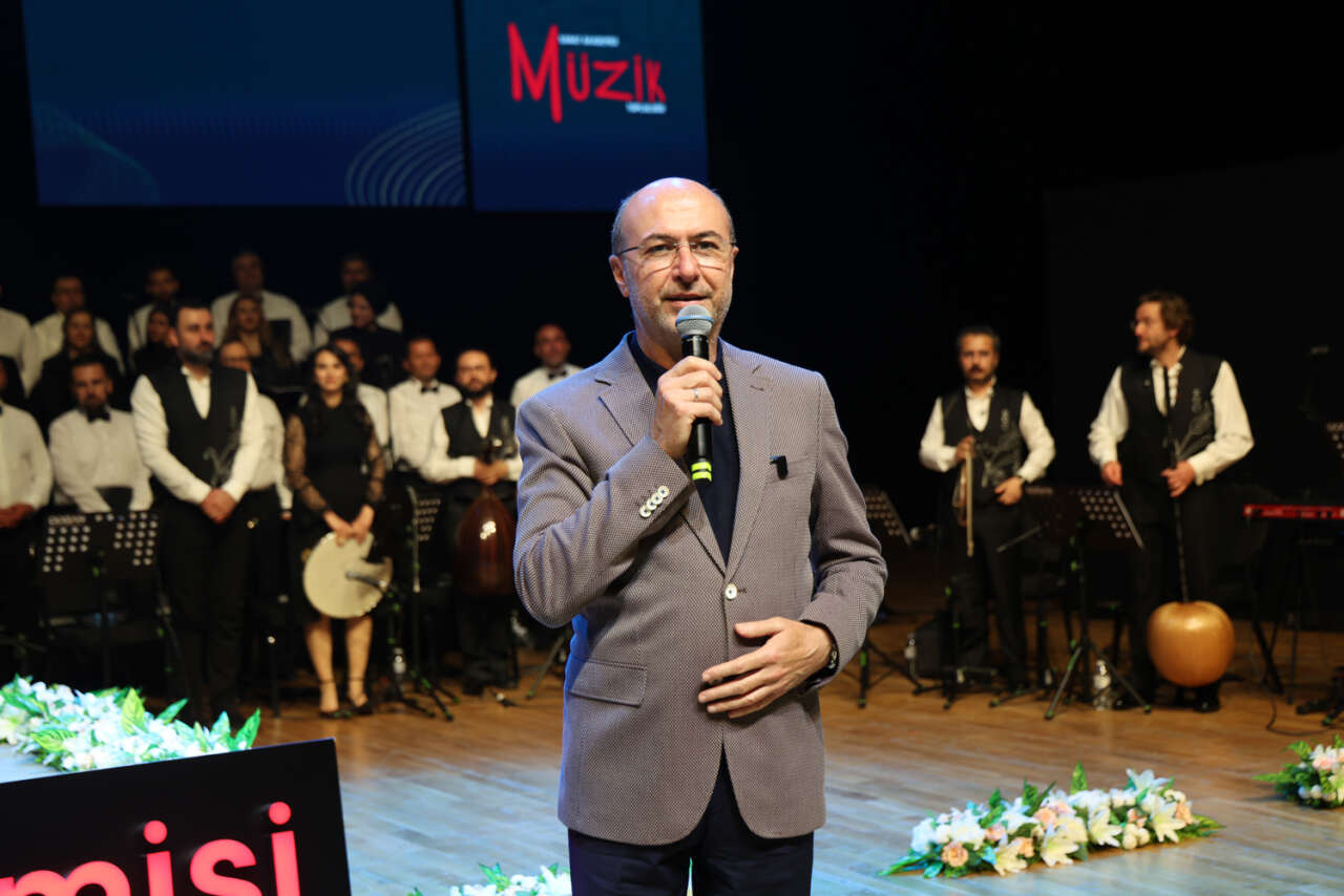 Konya’da Müzeyyen Senar rüzgarı! Unutulmaz eserler programa damga vurdu 5